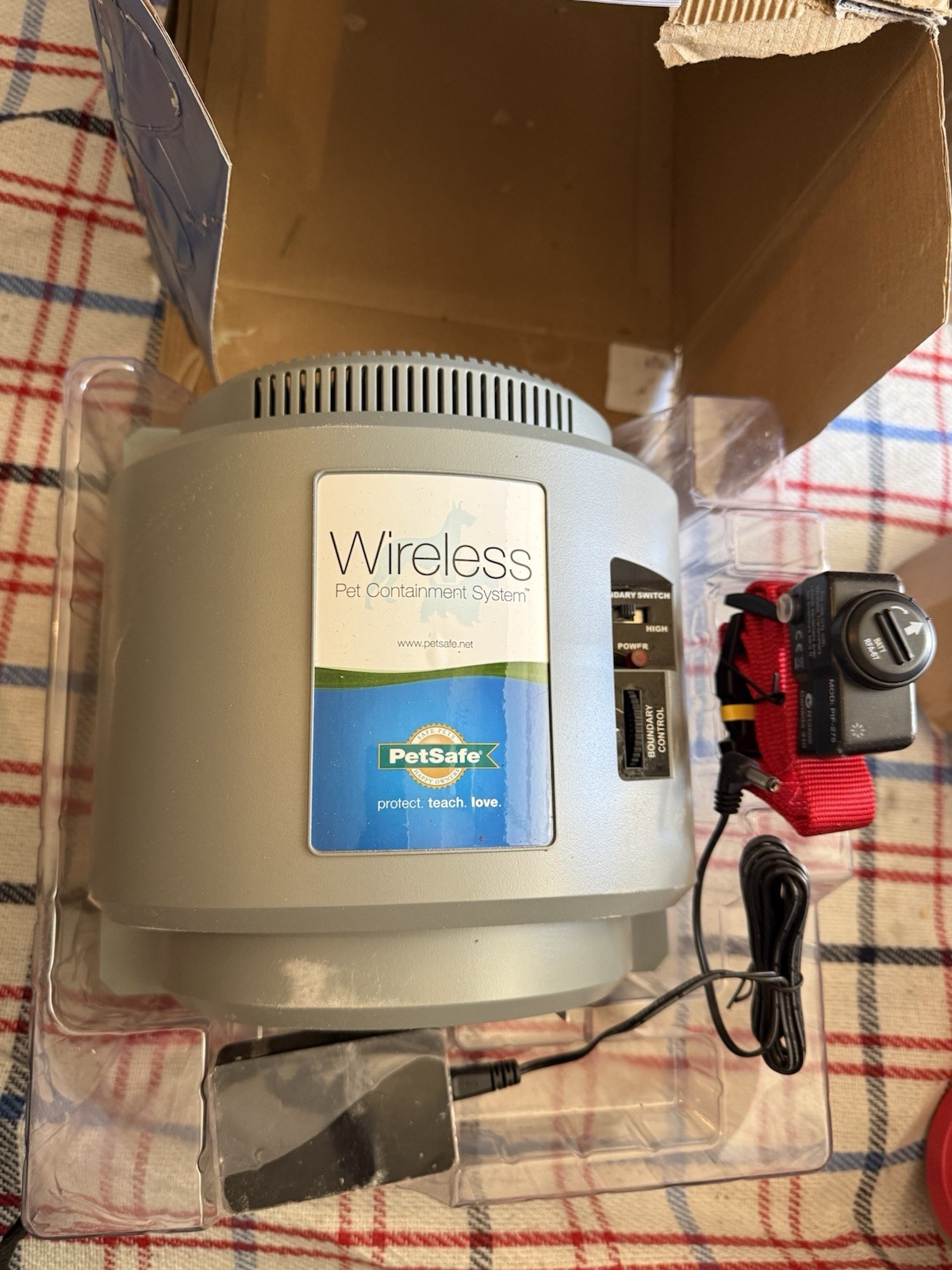 PetSafe Wireless Pet Fence System PIF-300 with Collar Flags